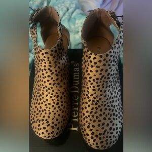 Leopard print clogs